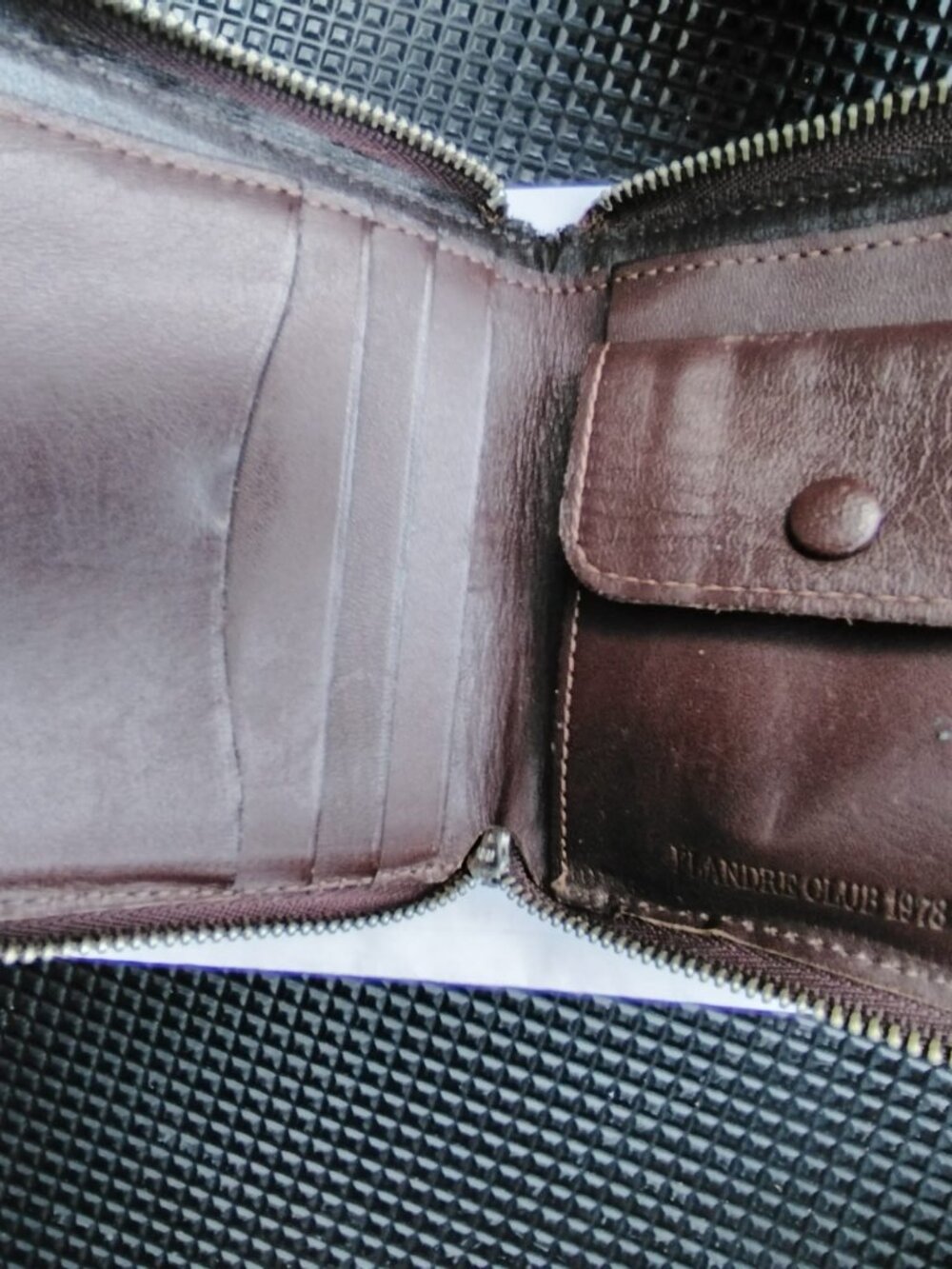 Vintage Flandre Club 1978 Brown Leather Zip Around Bifold Wallet w/ Coin Pocket - Picture 3 of 3